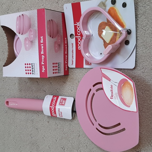 Pink Spatula,5 Pc Bowl Set &Heart Pancake Mold - Picture 1 of 8